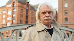 Katinka keckeis und axel petermann stehen im gerichtssaal in lübeck, in dem marianne bachmeier den mörder ihrer tochter erschossen hat. Swyrl 33 Tage Im Keller