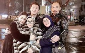 Terus terang saja aku sebenarnya merindukan untuk dapat bermesraan dengan ibu mertuaku itu. Syahrini Koar Koar Restu Ibu Reino Adik Dijauhi Mertua Karena Masa Lalu Nakal Mirip Luna Maya