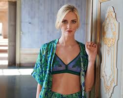 Available for a limited time only. Frauen Chiara Ferragni Triangel Kollektion Intimissimi