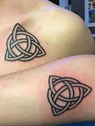 Oft wird das triquetra symbol für familien tattoos mit einem kreis kombiniert. 23 Meaningful Family Tattoos That Show Your Love The Trend Spotter