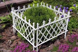 Petite Barriere Jardin Pour Delimiter Le Terrain Proteger Un Massif Et Peaufiner L Ensemble Maison 2018 Barriere Jardin Jardins Massif