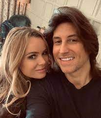 With 2 children, amanda and her holden met her future husband chris hughes for the first time in 2003 and got engaged with him in 2004. Amanda Holden Shames Husband Live On Air After Catching Him In The Act Aktuelle Boulevard Nachrichten Und Fotogalerien Zu Stars Sternchen