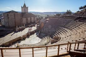 Encuentra a gente con quien salir ahora mismo, desde tu casa y sin y si te gusta la flora y el aire libre, tienes dónde elegir: Visitar El Teatro Romano De Medellin Espana Foto De Archivo Editorial Imagen De Medellin Espana 66971658