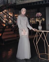 Seperti yang pernah di bahas pada model baju dari kain embos, model kebaya yang booming sejak tahun 2016. Bosan Dengan Model Rok Biasa Ini Gaya Kondangan Dengan Rok Mermaid Yang Lagi Kekinian Muslim Beauty Model Pakaian Casual Hijab Outfit Model Pakaian Muslim