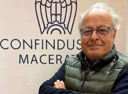 Tolentino, la storica parrucchieria "Vittorio" riapre i battenti:  "Pomeriggio di festa"