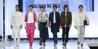 Dengan baby bathrobe, orangtua akan terbantu mengeringkan tubuh bayi segera setelah diangkat dari air. Lahirnya Talenta Baru Desainer Busana Pria Di Jfw 2019 Dream Co Id