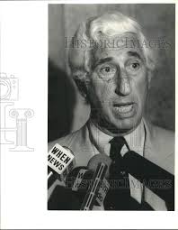 1989 Press Photo Attorney Sidney Manes Talks to Press After Gordon Case  Ruling