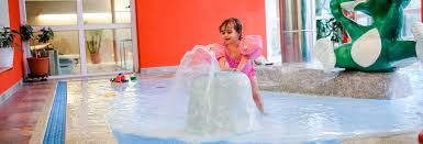 Für anfänger bieten die zahlreichen wassersportschulen kurse an und familien mit kindern können die verschiedenen strände nutzen. Urlaub Mit Baby Osterreich Baby Kinderhotel Familienhotel Post