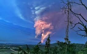 In addition, its popularity is due to the fact that it is a game that can be played by anyone, since it is a mobile game. Rare Volcanic Lightning Seen As Huge Numbers Evacuated Over Fears Of Explosive Eruption In Philippines