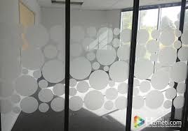 Teneke kutularda, cam kavanozlara, plastik kaplara alüminyum folyo yapıştırma makinasıdır istenildiğinde otomatik olarak yapılır. Buzlu Cam Filmi Fiyatlari Ve Cesitleri Baski Hizmeti