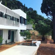 Leggi La Storia Di Villa E 1027 Il Capolavoro Di Eileen Gray Deturpato Da Le Corbusier In Costa Azzurra Un Atto D Am In 2020 House Styles Le Corbusier Architecture