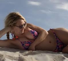 Helene ligt lekker te genieten op het strand! 😍☀️
