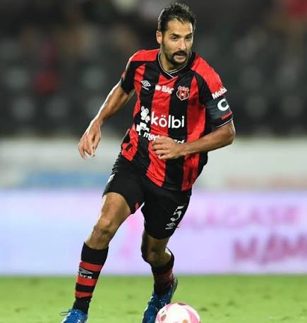 Celso Borges de penal a los 3 minutos anota el 1-0 de la Liga Deportiva Alajuelense ante el Club Sport Herediano. Los rojinegros están a un gol de igualar la serie.