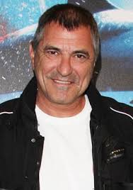 Vive nos héroïnes de l'ombre qui utilisent l'humour pour nous redonner toujours plus de sourire et d'espoir! Jean Marie Bigard Premiere Fr