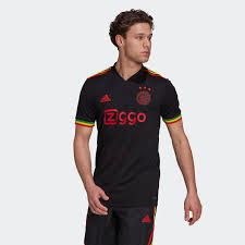 The kit is a tribute to the ajax fans and the love shared by the club and its fans for reggae legend bob marley and his iconic song, three little birds. 6jq8aaxurocuwm