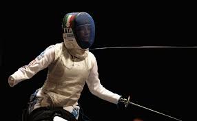 フェンシング とは、 ヨーロッパ 発祥の 剣術 、 武術 で、 オリンピック の 種目 としても知られる スポーツ 競技 です。 フェンシングには、 「 フルーレ 」 、 「 エペ 」 、 「 サーブル 」 の3種の 武器 があり、各武器によって競技形式が異なります。 æ±äº¬2020 ä¸ŠåŠèº«ã ã'ã®ç·Šå¼µæ„Ÿã‚ã‚‹è©¦åˆå±•é–‹ è»Šã„ã™ãƒ•ã‚§ãƒ³ã‚·ãƒ³ã‚°