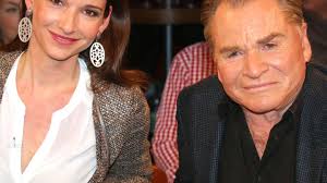 Fritz wepper (* 17.august 1941 in münchen) ist ein deutscher schauspieler und synchronsprecher.international wurde er 1959 durch den antikriegsfilm die brücke bekannt. Sophie Fritz Wepper Wir Sehen Uns Zu Selten Gala De