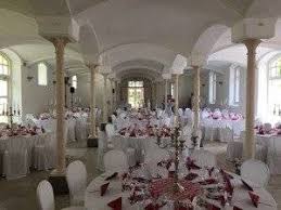 The beautifully carved ceiling, ornate chandeliers and rich wood furniture set the precedent for a memorable dining experience ahead. Hochzeit Top Referenzen In Ganz Bayern Sta Crew