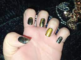 Un salpicado de dorado sobre negro. Diseno De Unas En Negro Y Dorado Ideal Para Navidad O Ano Nuevo Unas A Mil