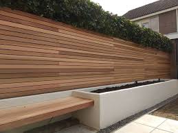 Western Red Cedar Fence Diamond Profile Garden Garden Praktische Informatie In 2020 Kleine Hinterhofgarten Hintergarten Zaun Garten