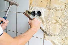 Alte fliesen haben sich von der wand gelöst. Alten Fliesenkleber Entfernen Mit Diesen Werkzeugen Funktionierts
