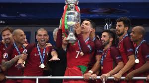 11/07/2016 live uefa euro 2016 team of the tournament revealed four portugal players, three from germany and two each representing france and wales have made the official uefa euro 2016 team of. Die Geschichte Der Fussball Em 2016 Verletzter Cristiano Ronaldo Peitscht Portugal Zum Titel Sportbuzzer De