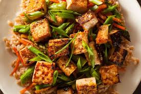 Retira el tofu de la sartén usando tu espátula y sirve. Como Cocinar Tofu Secretos Para Que Quede Sabroso
