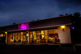 Below are some attributes that make a salon near me great. Salon Mink