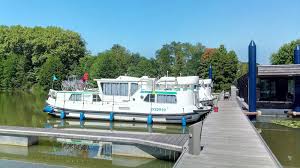 Le Canal De Briare En Bateau Location De Bateau Briare