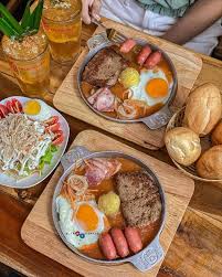We started our meal at cột điện quán , 105c3 nghĩa tân, a dream street for young food lovers in hà nội as its fame has spread far and wide. Me Tit 4 Quan Banh Mi Cháº£o Gia Binh Dan Cá»±c Hut Khach á»Ÿ Ha Ná»™i