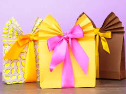 Memanglah kertas pembalut hadiah itu akan dibuang terus, tapi presentation semasa anda hulurkan hadiah itu tetap penting. 22 Cara Membungkus Kado Unik Tips Membuat Kado Lengkap