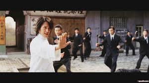 《功夫》（英語： kung fu hustle ）是一部於2004年上映的以中國功夫為主體的香港動作電影，由周星馳擔任導演、監製、編劇、配樂兼主演，錢昇瑋 執行導演，袁和平和洪金寶任動作設計。 故事取景於1940年代的中國，周星馳飾演一位無所作為、想加入當時最大幫派斧頭幫的小混混。 å…ƒåŽéžå¸¸æ„Ÿè°¢å'¨æ˜Ÿé©° åŠŸå¤«æ‹å®ŒåŽæˆæŽ¥åˆ°æ‰‹è½¯ å'¨æ˜Ÿé©° åŠŸå¤« å…ƒåŽ Mpå¤´æ¡