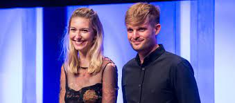 Életrajz, adatok, képek, háttérképek, vélemények. Velvet Gumicukor Dallos Bogi Es Puskas Peti Mar Az Elso Randevujuk Utan Osszekoltoztek