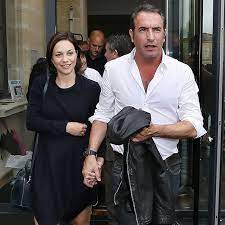 La danseuse sur glace et le comédien ont donné la semaine dernière une petite sœur à jeanne, d'après un site français spécialisé dans tout ce qui a 37 ans, la présidente de la fédération française des sports de glace vit depuis 2014 un bonheur sans nuages avec le comédien jean dujardin. Jean Dujardin Et Nathalie Pechalat Parents D Une Petite Jeanne Marie Claire