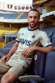 Türkiye'de ilk olarak galatasaray'ın formalarının ortaya çıkmasının ardından fenerbahçe'nin de yeni sezon formaları belli oldu. Fenerbahce Nin Yeni Sezon Formalari Satista