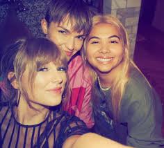 Remember when this happened? : r/GaylorSwift