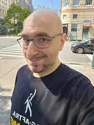 Selective coloring in art: when is it effective?