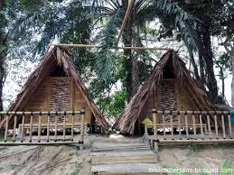 Tadom hill resorts boasts almost 40 acres of limestone hills, lakes and trees, surrounding the two brands of resorts under its wings, tadom bamboo glamp (campsite/dorms) and tadom bamboo suites (premium chalets). Bila Kaki Berjalan Hujung Minggu Di Tadom Hill