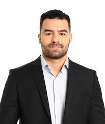 Marcos do val vem ministrando os seus treinamentos e palestras para os policiais europeus, sendo o primeiro e único estrangeiro a dar instruções dentro da academia nacional de policia em roma na itália. Dep Arthur Do Val