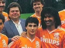 De knvb en shirtsponsor nike moeten het nieuwe thuistenue van het nederlands elftal nog officieel presenteren, maar het nieuwe thuisshirt lijkt nu al te zijn uitgelekt op het internet. Andre Hazes Het Nederlands Elftal Youtube