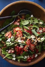 Salade D Epinards Et Fraises A La Feta Et Aux Noix Detox Recette Facile Et Saines In 2020 Spinach Strawberry Salad Simple Spinach Salad Strawberry Salad