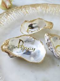 Such Pretty Oyster Shell Favours For A Sophisticated Wedding Table Setting Wedding Gift Favors Wedding Favor Table Wedding Favours Luxury