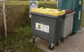 La recyclage de vêtements appartient à une filière spécifique de recyclage, tout comme le recyclage automobile, le recyclage de l'huile, le recyclage des emballages et la récupération des palettes. Nos Dechets Sipom