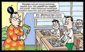 Pak joko, penjaga vilaku membukakan pintu garasi agar aku bisa memarkirkan mobilku. Gambar Dan Cerita Lucu