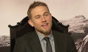 Estrelando charlie hunnam no papel título, o filme é uma tomada iconoclasta sobre o mito de excalibur, acompanhando a jornada de arthur das ruas ao trono. Falamos Com Charlie Hunnam Sobre Rei Arthur E As Cenas Quentes Da Carreira