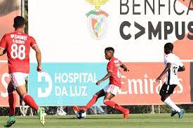 No seixal, o benfica b surgiu mais ofensivo, com o casa pia remetido ao sector mais recuado. Vu09mn24t1lonm