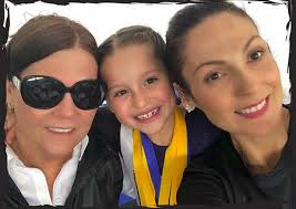 Kebersamaan si 'Tante Rambut Palsu' Nora Salinas dan Putrinya