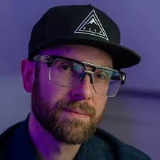 Vocalist seeking musicians to form country band in Shawnee