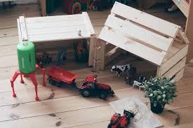 Spielst du mit dem gedanken ein einfamilienhaus aus holz zu bauen? Ikeahack Diy Bauanleitung Fur Einen Bauernhof Traktorschuppen Aus Ikea Knagglig Kisten Mamahoch2