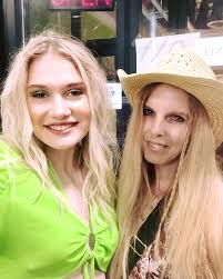 As promised, here are some behind-the-scenes pics from my NEON Nouvelle  shoot with the incredible Zoe of @wickedvisionphotography Stay connected:  @ariamillerofficial @ariavox09 #TeenActor #TeenModel #TeenMusician  #ChicagoCreatives #NYCArts ...